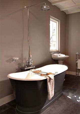 Idylle pur: In dieser opulenten Badewanne im Landhaus-Stil bleibt reichlich Platz sich ausgiebig zu erholen.