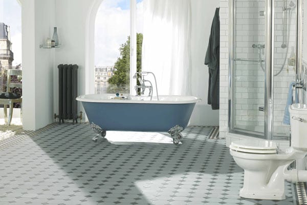 Hier passt sich die nostalgisch anmutende Badewanne gut in das modern eingerichtete Drumherum ein. Es muss ja nicht immer alles Landhaus-Stil pur sein...