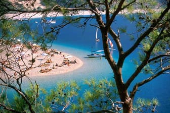 Der Ölüdeniz, berühmtester Strand der Türkei, liegt 16 km von Fethiye entfernt