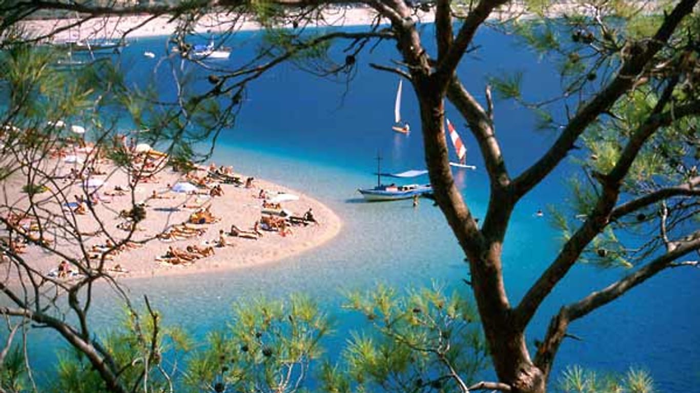 Der Ölüdeniz, berühmtester Strand der Türkei, liegt 16 km von Fethiye entfernt