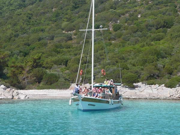 Versteckte Buchten erkundet man rund um die türkische Riviera am besten per Boot.