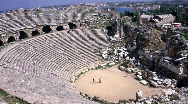 Das Amphitheater von Side ist das einzige Freistehende der Südtürkei.