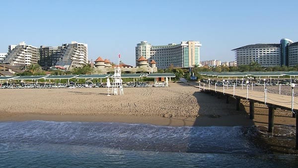 Scharf kalkuliert: In Antalyas Vorort Lara reiht sich ein Mega-Hotel an das nächste.