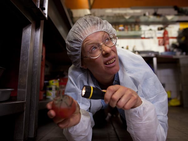 Peggy Gablenz (Katja Riemann) ist Beamtin. Im Auftrag der Gesundheitsbehörde schnüffelt sie in Restaurantküchen herum. Ihr Motto: "nicht nur sauber, sondern rein" ist ihre oberste Beamtenpflicht.