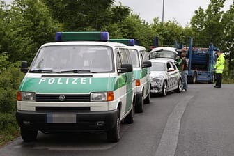 BMW-Testfahrer sind zu schnell unterwegs und werden von der Polizei angehalten.