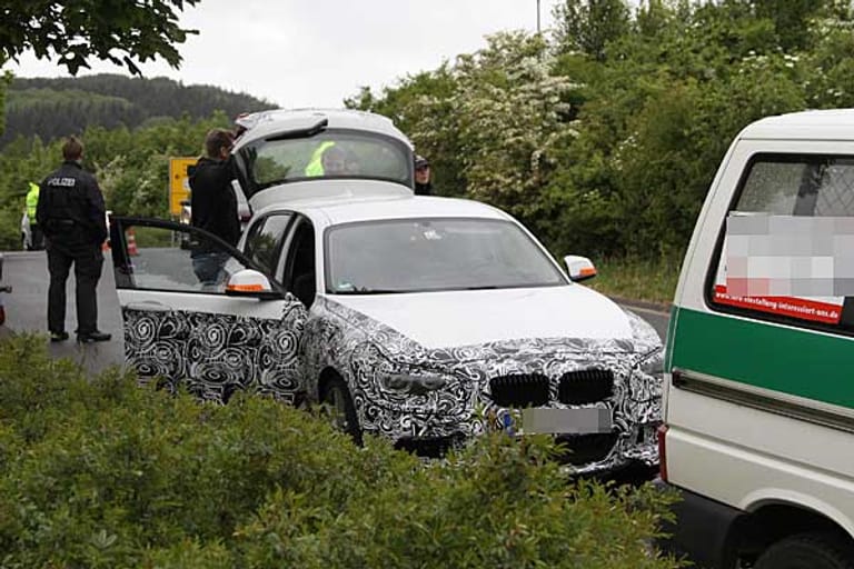 Unvorsichtigerweise lassen die BMW-Tester die Beifahrertür offen.