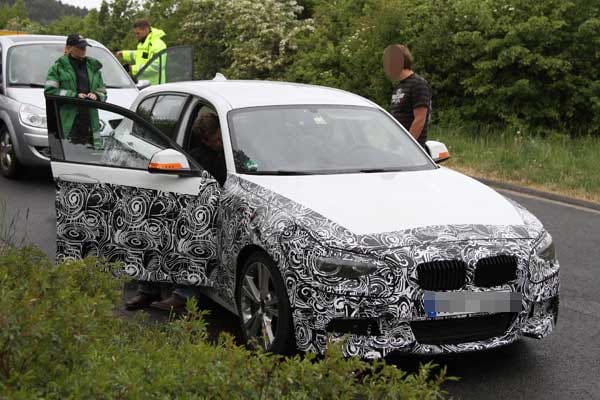 Erstmals wurde der 1er BMW mit M-Paket erwischt. Darauf weisen die großen Lufteinlässe in der Frontschürze hin.