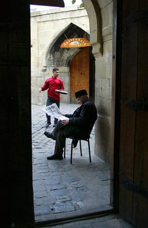 Zeitung lesen in der Altstadt von Baku