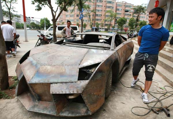 Ein Frisör aus China (rechts im Bild) baute sich seinen Lamborghini Reventón einfach selbst.