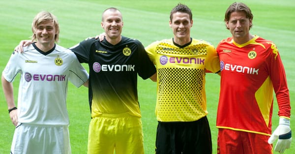 Die BVB-Profis Marcel Schmelzer (von links nach rechts), Kevin Großkreutz, Sebastian Kehl und Roman Weidenfeller präsentieren die neuen Trikots von Borussia Dortmund (von links: Event-Trikot, Auswärtstrikot, Heimtrikot, Torwarttrikot).