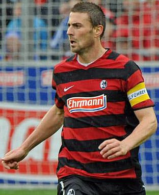 Freiburgs Kapitän Heiko Butscher präsentiert in der Testpartie gegen Bayer Leverkusen das neue Trikot der Breisgauer. Auffallend sind die schwarzen Querstreifen, die neu hinzu gekommen sind.