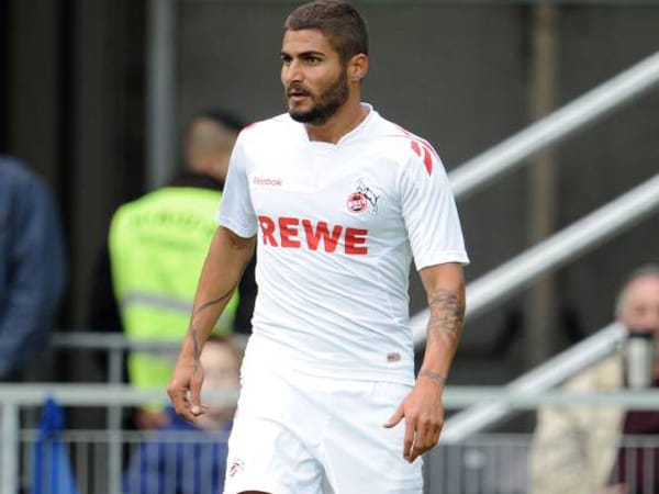 Das neue Heimtrikot des 1. FC Köln ist denkbar einfach gehalten. Die Geißböcke spielen in der nächsten Saison in strahlendem Weiß, Trikotsponsor bleibt die Handelskette Rewe.