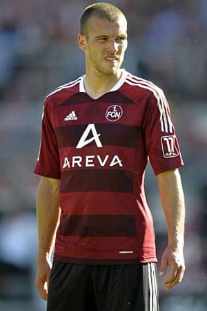 Christian Eigler im neuen Heim-Trikot des 1. FC Nürnberg für die Saison 2011/12: Im Testspiel gegen die TSG 1899 Hoffenheim feierte es seine Premiere.