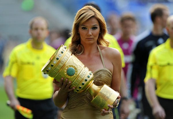 Das Objekt der Begierde wird von der goldgekleideten Franziska van Almsick ins Olympiastadion getragen.