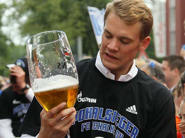 Hat sich Manuel Neuer gedanklich und geschmacklich schon von westfälischen Getränken verabschiedet?