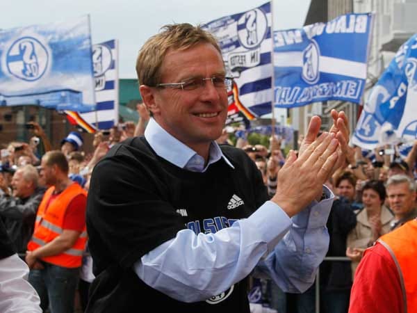 Schalkes Trainer Ralf Rangnick freut sich über seinen ersten Titel.
