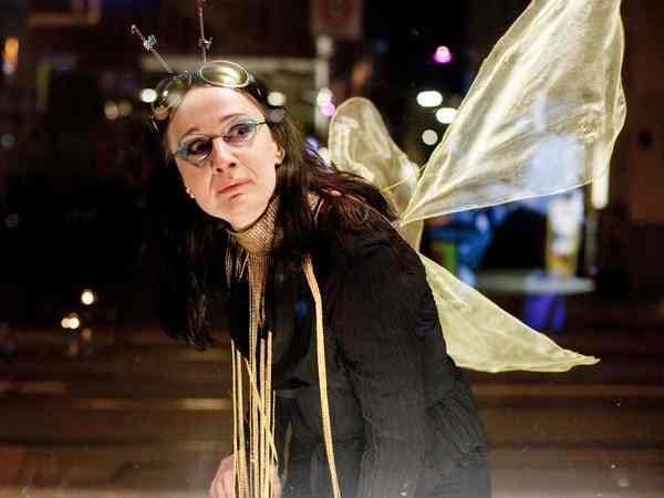 Ulrike wollte immer gern ein Schmetterling sein, da der Schmetterling im Grunde drei Leben führt, erst als Raupe, dann verpuppt und schließlich als bunter Schmetterling, der davon fliegt. Ulrike wollte immer gern ein Schmetterling sein, da der Schmetterling im Grunde drei Leben führt, erst als Raupe, dann verpuppt und schließlich als bunter Schmetterling, der davon fliegt.