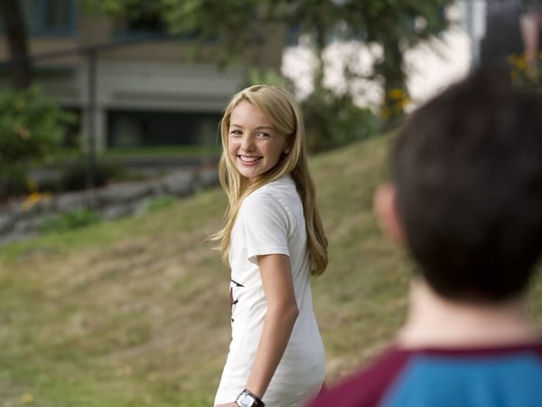 Auf der Schule gibt es eine neue Mitschülerin, in die sich Greg sofort verguckt hat: Holly Hills (Peyton List).