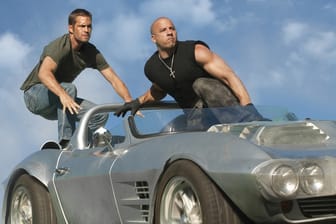 Für Brian (Paul Walker), Dom (Vin Diesel), Mia (Jordana Brewster) und ihren Freund Vince sollte es ein einfacher Auftrag werden. Doch der Überfall auf einen mit unbezahlbaren Luxus-Autos beladenen Zug, gerät außer Kontrolle und besiegelt ihr Schicksal.