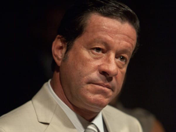 Zu dumm nur, dass der Safe sich im wohl stärkst bewachten Gebäude der brasilianischen Metropole befindet und ausgerechnet dem einflussreichen Gangsterboss Hays (Joaquim de Almeida) gehört.