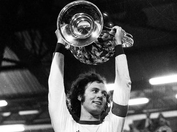 Franz Beckenbauer, Kapitän des FC Bayern München, reckt in der Saison 1973/1974 triumphierend den Europapokal der Landesmeister (seit 1992/1993: UEFA Champions League) in die Höhe. Der Rekordmeister traf im Finale auf Atlético Madrid und gewann mit 4:0.