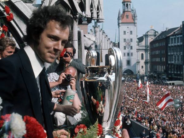 Und wieder der "Kaiser": Auch in der nächsten Saison 1974/1975 wurden Franz Beckenbauer und der FC Bayern Europapokalsieger der Landesmeister. Beim Empfang auf dem Münchner Rathausbalkon präsentiert er den Fans die Trophäe. Im Finale schlugen die Bayern Leeds United mit 2:0.