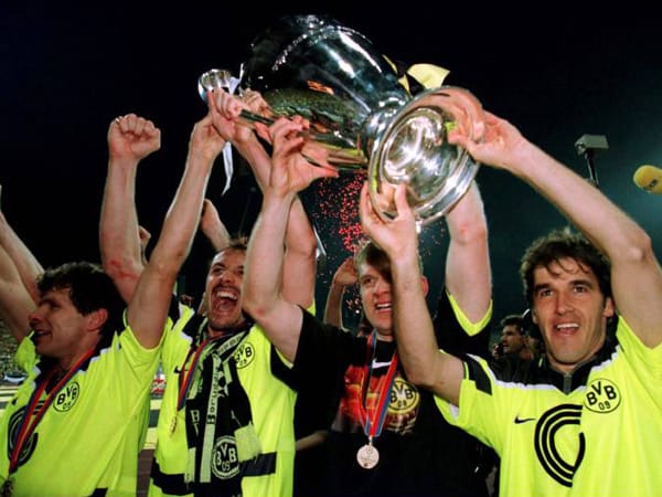 Borussia Dortmund feierte 1997 mit dem Gewinn der UEFA Champions League den größten Erfolg der Vereinsgeschichte. Kopfball-Experte Karl-Heinz Riedle (re.) ebnete mit seinen zwei Toren beim 3:1 im Finale gegen Juventus Turin den Sieg für das Team um Trainer Ottmar Hitzfeld. Andreas Möller (v.li.n.re.), Jürgen Kohler und Martin Kree freuen sich über den Pokalerfolg.