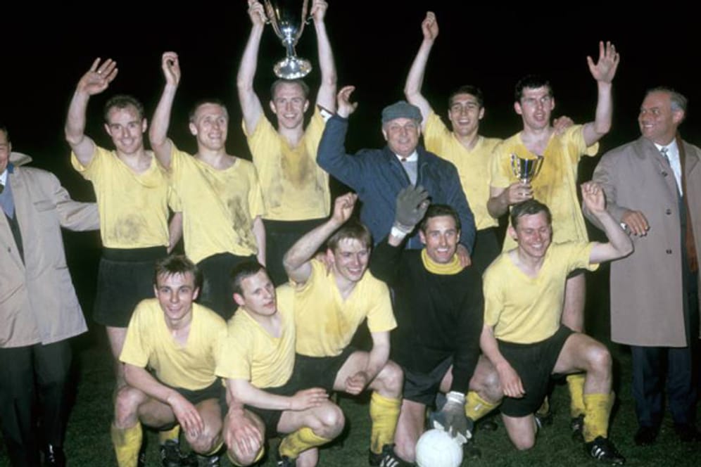 1965/1966 hieß der Gewinner im "Europapokal der Pokalsieger" Borussia Dortmund: Mit dem Ex-Schalke-Manager Rudi Assauer (5.v.li.) wurde Trainer Willi Multhaupt (4.v.li.) und sein Team zum ersten deutschen Europapokalsieger der Geschichte. Im Hampden Park von Glasgow wurde der FC Liverpool im Finale mit 2:1 nach Verlängerung besiegt.