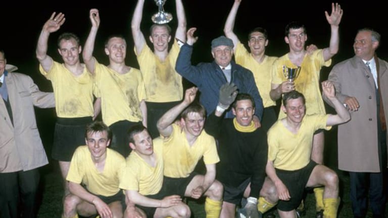 1965/1966 hieß der Gewinner im "Europapokal der Pokalsieger" Borussia Dortmund: Mit dem Ex-Schalke-Manager Rudi Assauer (5.v.li.) wurde Trainer Willi Multhaupt (4.v.li.) und sein Team zum ersten deutschen Europapokalsieger der Geschichte. Im Hampden Park von Glasgow wurde der FC Liverpool im Finale mit 2:1 nach Verlängerung besiegt.