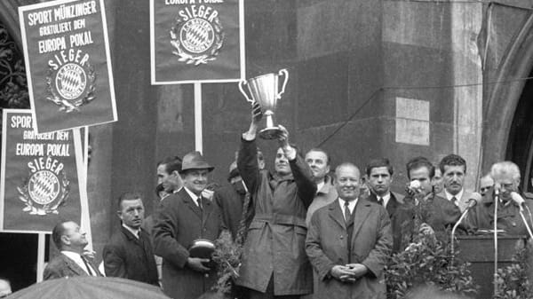 Und wieder der FC Bayern: Auch in der Saison 1966/1967 gab es für Franz Beckenbauer (mit Pokal) was zu feiern, nämlich der Finalsieg beim Europapokal der Pokalsieger gegen die Glasgow Rangers. Franz Roth traf damals in der 108. Minute der Verlängerung zum befreienden 1:0. Der Trainer der Bayern war zu diesem Zeitpunkt der Jugoslawe Zlatko "Tschik" Cajkovski (5.v.re.).