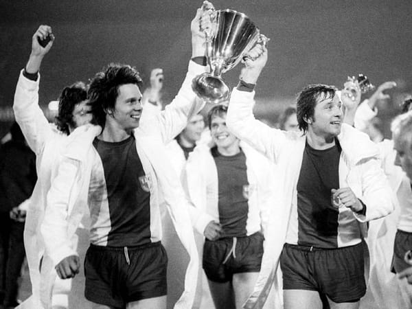 Die Überraschungsmannschaft 1973/1974 hieß 1. FC Magdeburg. Der FCM spielte von 1966 bis 1991 in der höchsten Spielklasse des DDR-Fußballs, der DDR-Oberliga. Als einzige Mannschaft der DDR gewann der Klub den Europapokal der Pokalsieger. Jürgen Sparwasser (li.) und Manfred Zapf präsentieren den Pokal, im Finale wurde Titelverteidiger AC Mailand mit 2:0 geschlagen.