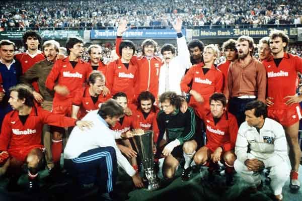 Auch Eintracht Frankfurt kann einen internationalen Erfolg vorweisen: 1980 gewannen die Hessen das UEFA-Pokalfinale nachdem die Mannschaft von Friedel Rausch (3.v.li.unten) im rein deutschen Finale gegen Borussia Mönchengladbach aufgrund der Auswärtstorregel triumphieren konnte. Der Torschütze zum 1:0 im Rückspiel hieß Fred Schaub (4.v.re.unten).