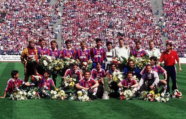 1996 schnappte sich der FC Bayern zum ersten und bislang einzigen Mal den UEFA-Pokaltitel. Der deutsche Rekordmeister besiegte in den Finalspielen Girondins Bordeaux und war damit nach Leverkusen (1988), Frankfurt (1980) und Gladbach (1975, 1979) der vierte deutsche Verein, der den Pokal gewinnen konnte. Und erneut hatte Franz Beckenbauer seine Finger im Spiel. Erst wenige Tage vor dem Endspiel hatte der "Kaiser" von Otto Rehhagel den Trainerposten bei den Bayern übergangsweise übernommen.