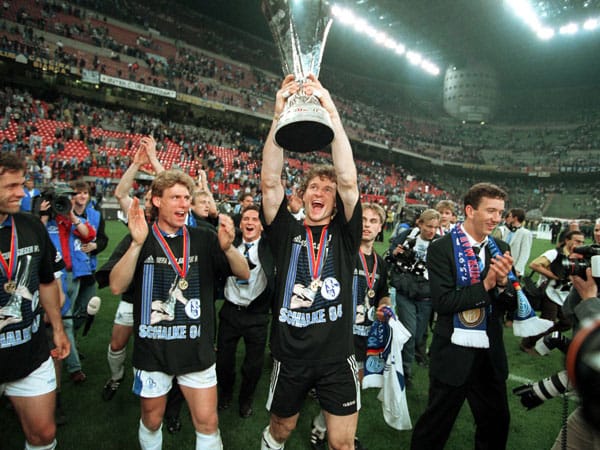 Der Schalker Schlussmann Jens Lehmann durfte 1997 den UEFA-Pokal auch mal in seinen Händen tragen. Im Finale rangen die Knappen Inter Mailand im Rückspiel erst im Elfmeterschießen nieder, nachdem das Hinspiel durch ein Tor von Marc Wilmots gewonnen wurde. Der FC Schalke ist damit der fünfte und letzte deutsche Verein, der den UEFA-Pokal gewinnen konnte.