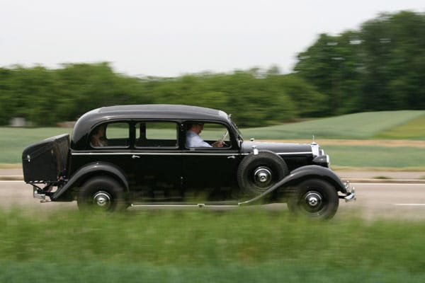 Die ersten Versuche gab es im Jahre 1933, als ein 80 PS starker Lkw-Sechszylinder in verschiedene Versuchswagen verbaut wurde. Doch Schwingungen und starke Vibrationen des Reihenmotors sorgten für Rahmenbrüche.