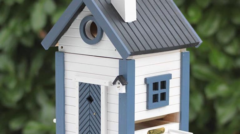 Für ein herrliches Ambiente im heimischen Biotop sorgt diese Vogelbehausung.