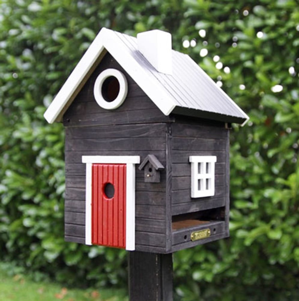 Auch ein Vogel möchte es in seinem Zuhause gemütlich haben: Dieser Nistkasten ist ein Blockhaus in Miniaturformat.