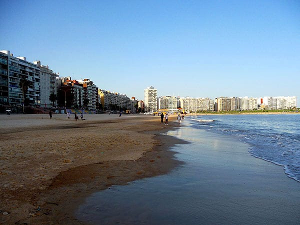 Die Wohnblocks in Montevideo reichen direkt bis zum Meer bzw. Rio del la Plata. Eine Uferstraße, vollgepflastert mit Geschäften und Bars, wird man hier vergeblich finden.