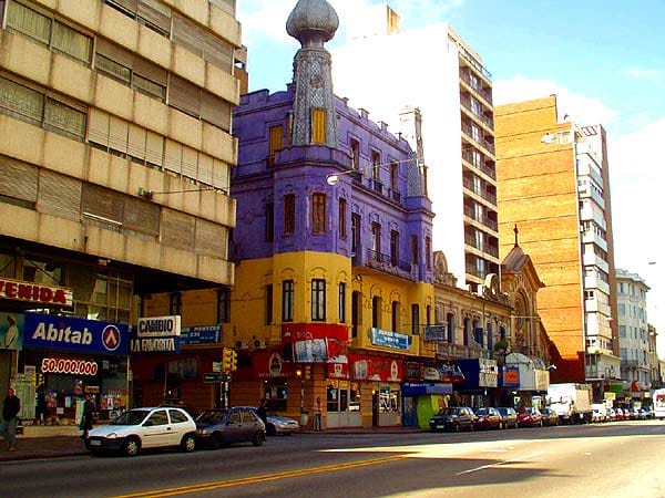 Typisch in Montevideo: Heruntergekommene Wohnblocks wechseln sich mit historischen Gebäuden ab.