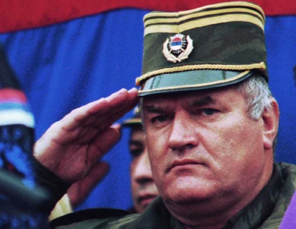 Über 15 Jahre lang ist der serbische Kriegsverbrecher Ratko Mladic flüchtig. Am 26. Mai 2011 wird er schließlich von Polizei und Geheimdienst bei einem Verwandten im Norden des Landes aufgespürt und festgenommen. Über 15 Jahre lang ist der serbische Kriegsverbrecher Ratko Mladic flüchtig. Am 26. Mai 2011 wird er schließlich von Polizei und Geheimdienst bei einem Verwandten im Norden des Landes aufgespürt und festgenommen.