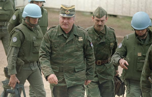 Mladic ist von 1992 bis 1995 Militärführer der bosnischen Serben im Bürgerkrieg in Bosnien-Herzegowina. Damals erhält er den Beinamen "Schlächter vom Balkan". Mladic ist von 1992 bis 1995 Militärführer der bosnischen Serben im Bürgerkrieg in Bosnien-Herzegowina. Damals erhält er den Beinamen "Schlächter vom Balkan".