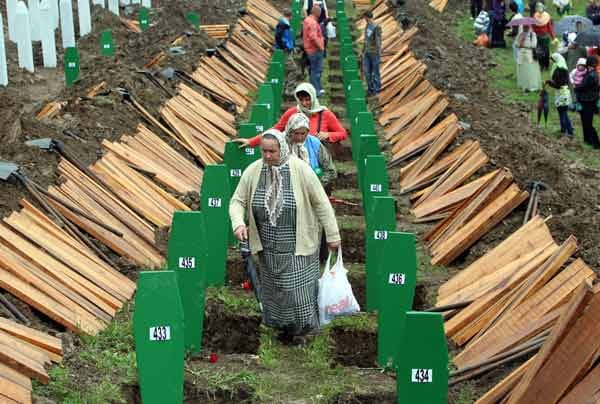 Mladic wird auch für das Massaker von Srebrenica - hier ein Bild der Gedenkstätte - verantwortlich gemacht. Damals waren rund 8000 Muslime hingerichtet und in Massengräbern verscharrt worden. Mladic wird auch für das Massaker von Srebrenica - hier ein Bild der Gedenkstätte - verantwortlich gemacht. Damals waren rund 8000 Muslime hingerichtet und in Massengräbern verscharrt worden.