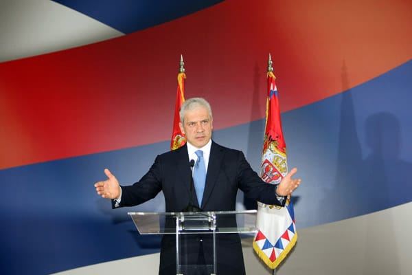 Serbiens Staatschef Boris Tadic bestätigt die Verhaftung Mladics am Mittag auf einer Pressekonferenz. "Heute schließen wir ein Kapitel der Geschichte unserer Region, was uns zu einer vollständigen Versöhnung führen wird", sagt Tadic. Serbiens Staatschef Boris Tadic bestätigt die Verhaftung Mladics am Mittag auf einer Pressekonferenz. "Heute schließen wir ein Kapitel der Geschichte unserer Region, was uns zu einer vollständigen Versöhnung führen wird", sagt Tadic.