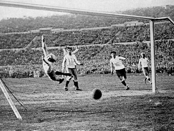 An der Seite Andrades sorgte Hector Castro (2.v.r.) für Wirbel. Der Offensivspieler, der als Jugendlicher seinen Unterarm verloren hatte, trifft hier zum entscheidenden 4:2 im WM-Finale 1930. Argentiniens Keeper Juan Botasso streckt sich vergeblich.