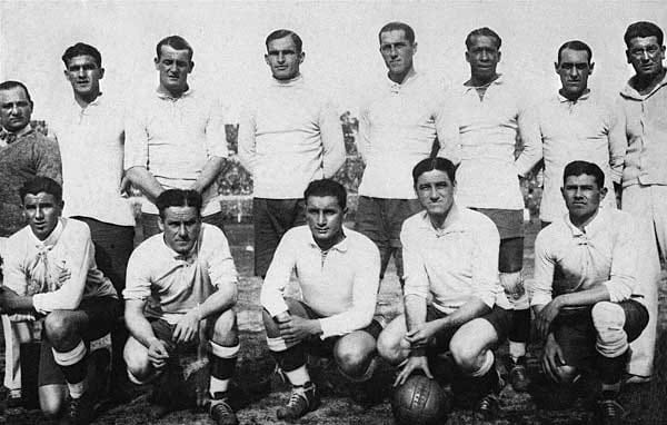 Am 30. Juli 1930 kürte sich Uruguay zum ersten Fußball-Weltmeister. Mit dem Heimvorteil im Rücken setzte sich das Team im Finale gegen den Erzrivalen Argentinien durch.