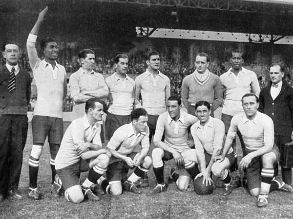 Über ein halbes Jahrhundert zuvor hatte Uruguay die beste Mannschaft auf dem Globus. 1924 in Paris und 1928 in Amsterdam (Bild) gewann das Team olympisches Gold. Damals, vor Erfindung der FIFA-Weltmeisterschaft, war der Olympiasieg der höchste zu vergebene Titel im Fußballsport.