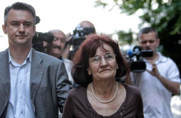 Am Tag nach der Festnahme besuchen Ehefrau Bosiljka und Sohn Darko den Ex-General im Belgrader Sondergericht. Noch vor einem Jahr wollte seine Familie den 69-Jährigen für tot erklären lassen. Seit Februar 2003 gebe es keine einzige Spur von Mladic, begründete Darko damals den Antrag. Am Tag nach der Festnahme besuchen Ehefrau Bosiljka und Sohn Darko den Ex-General im Belgrader Sondergericht. Noch vor einem Jahr wollte seine Familie den 69-Jährigen für tot erklären lassen. Seit Februar 2003 gebe es keine einzige Spur von Mladic, begründete Darko damals den Antrag.