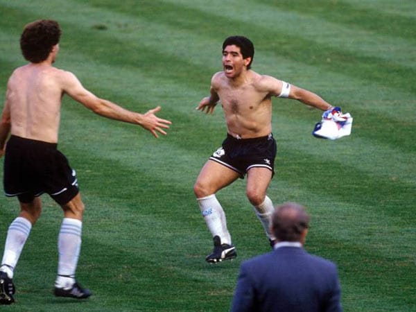 Gute Zeiten: Diego Armando Maradona zu seinen besten Zeiten. Bei der WM 1990 in Italien bejubelt er ausgelassen und mit freiem Oberkörper den Halbfinaleinzug der Argentinier.