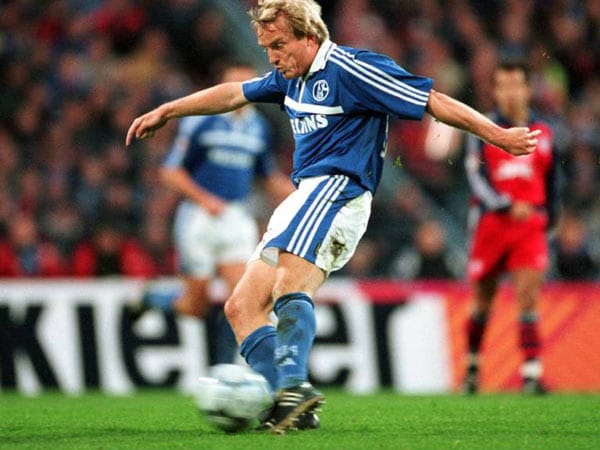 Gute Zeiten: Einer der Eurofighter von 1997: Mike Büskens ist beim FC Schalke 04 ein Idol und beackert jahrelang vorbildlich die linke Seite.