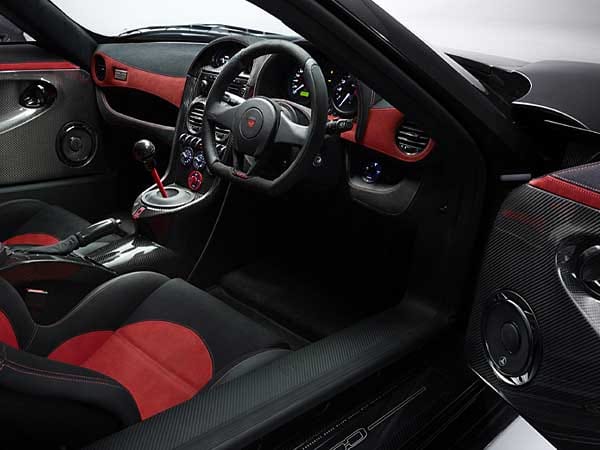 Im Innenraum wartet der exklusive Sportwagen mit viel Leder, Alcantara und Karbon auf. Im Innenraum wartet der exklusive Sportwagen mit viel Leder, Alcantara und Karbon auf.